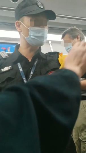 疑外国人警务室旁打中国人 警方回应